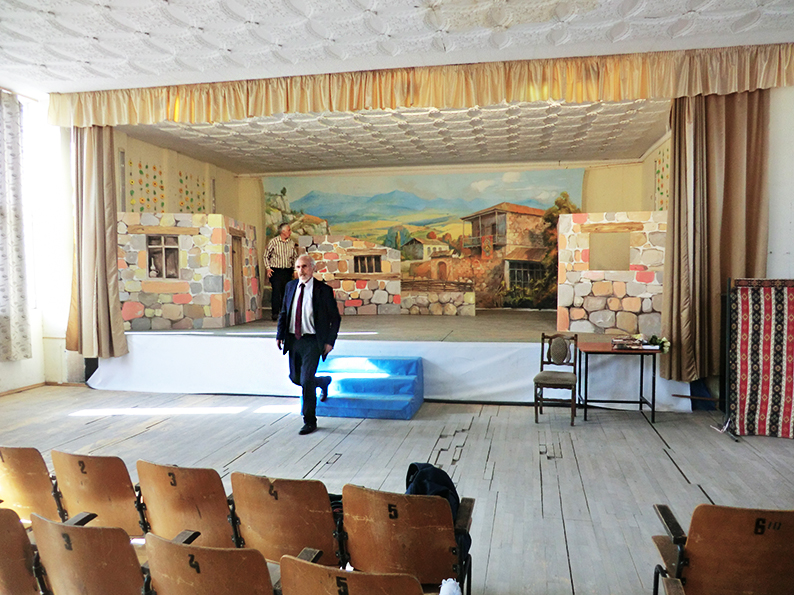 Garen Garibyan on the Nor Hachn school's stage