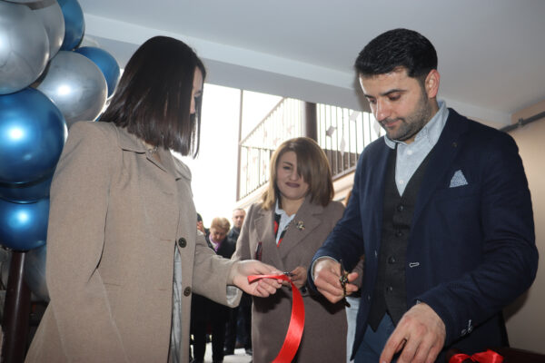 Tatev Terteryan and Karen Gharslyan cut the ribbon