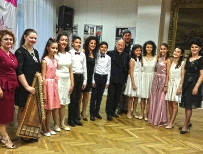 Dilijan drummers-696x392