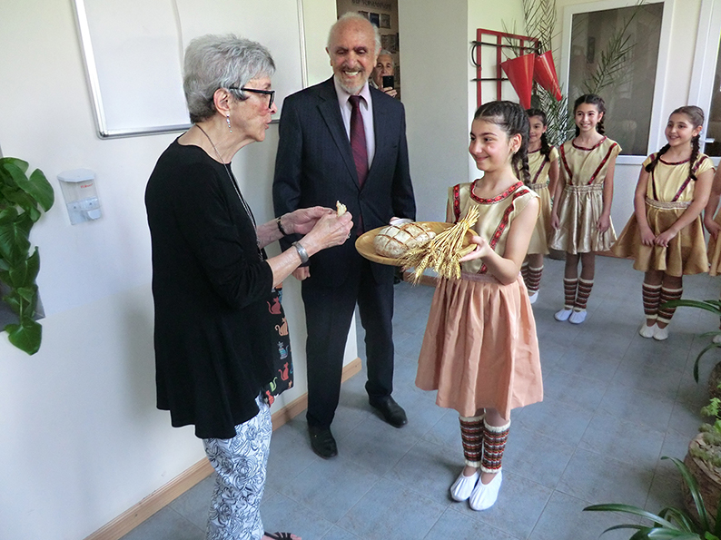 Muriel Mirak-Weißbach wird am Eingang auf traditionelle Weise empfangen