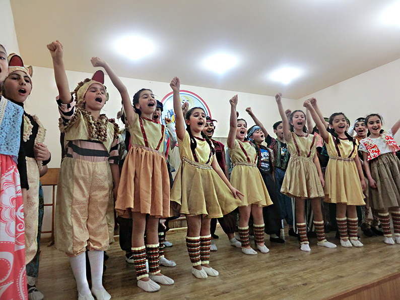 Was für eine großartige Energie, die Kinder bei der Probe