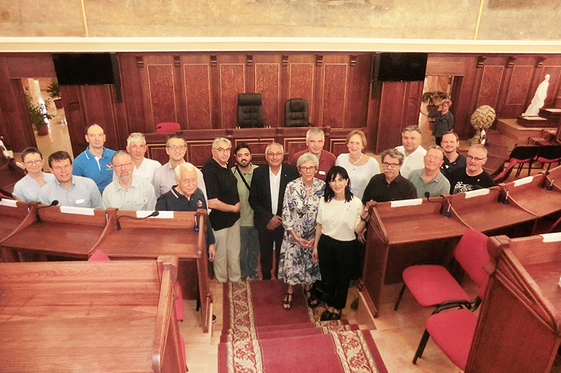 Die Delegation aus Halle und Thüringen im Sitzungssaal des Rathauses.  In der Mitte: Alexan Ter-Minasyan, Muriel Mirak-Weißbach, Lusine Sanoyan.